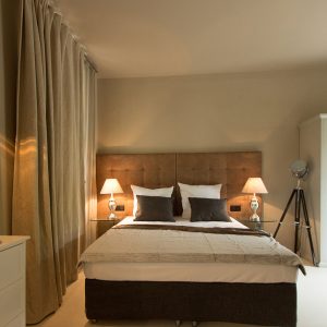 Boardinghouse Heidelberg- helles Bett mit Kopfteil - Inneneinrichtung Heidelberg, Mannheim, Stuttgart - Gaffga Interieur Design. Planung und Ausführung - Lichtplanung - Möbel auf Maß. Boardinghouse