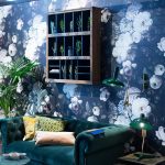 Inneneinrichtung Heidelberg, Mannheim, Stuttgart - Gaffga Interieur Design - Moebel von Zuiver, grünes Sofa vor bunter Blumentapete