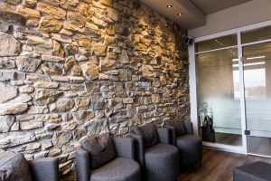 Steinwand Warteraum - Inneneinrichtung Heidelberg, Mannheim, Stuttgart - Gaffga Interieur Design. Planung und Ausführung - Lichtplanung - Möbel auf Maß. Arztpraxis