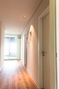 Flur einer Zahnarztpraxis - Inneneinrichtung Heidelberg, Mannheim, Stuttgart - Gaffga Interieur Design. Planung und Ausführung - Lichtplanung - Möbel auf Maß. Arztpraxis